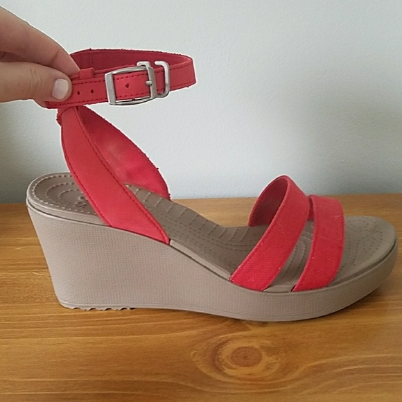 red croc wedges